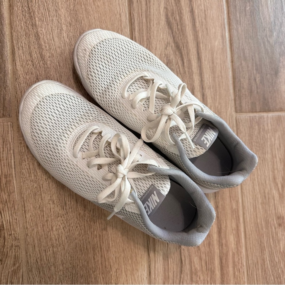 Nike Women’s Flex Experience White and Gray Running Shoes Sneakers Size 9 - Picture 2 of 9